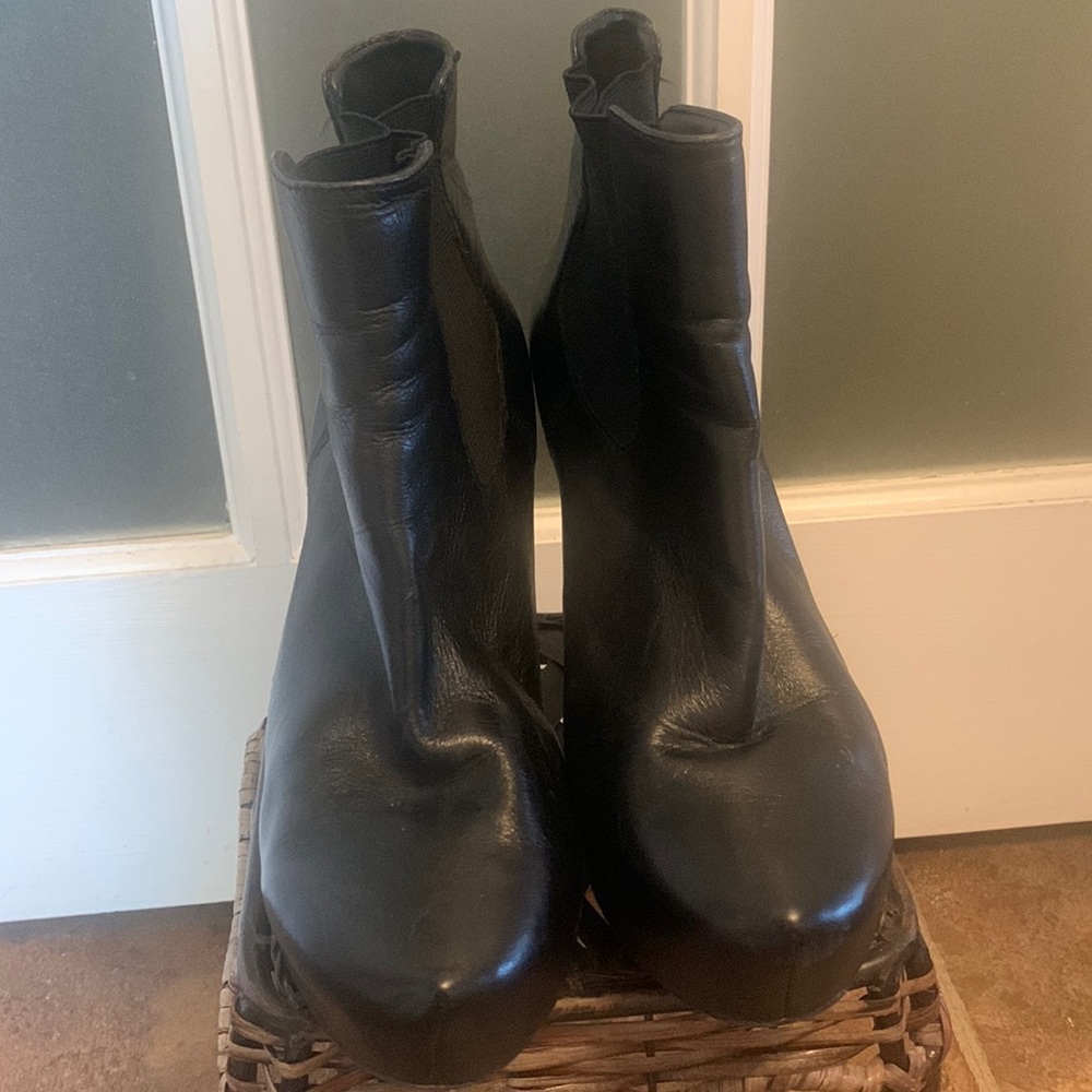 MTNY Black leather bootie